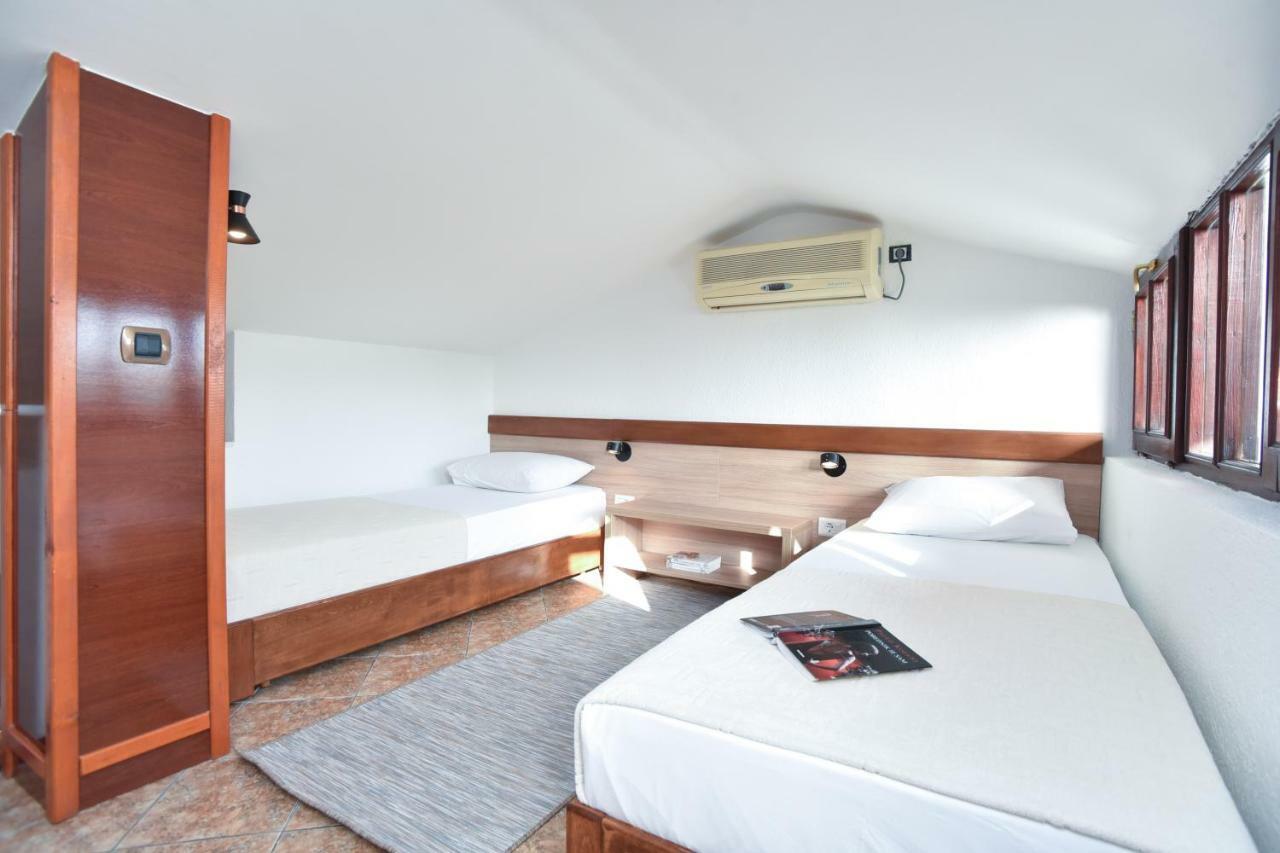 Guest House Jedro Petrovac Exterior foto